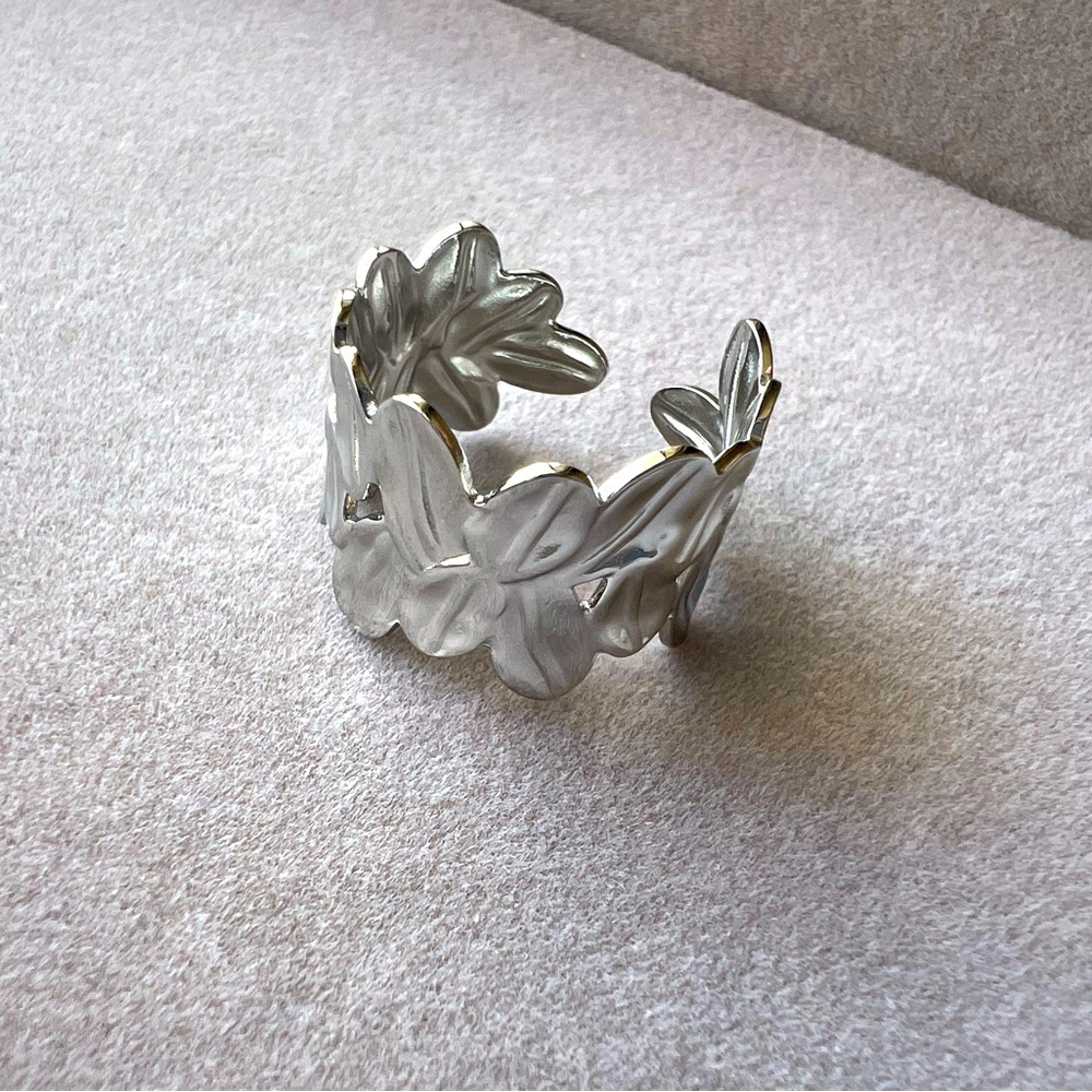 Silver ring, one item
Stainless steel